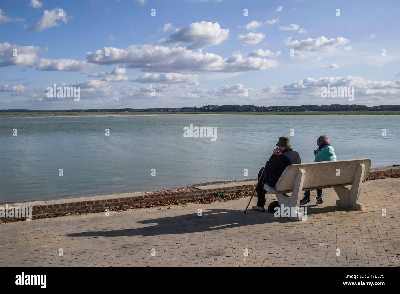 Le Crotoy (Nordfrankreich): Ältere Menschen sitzen auf einer Bank mit Blick auf die Somme Stockfoto