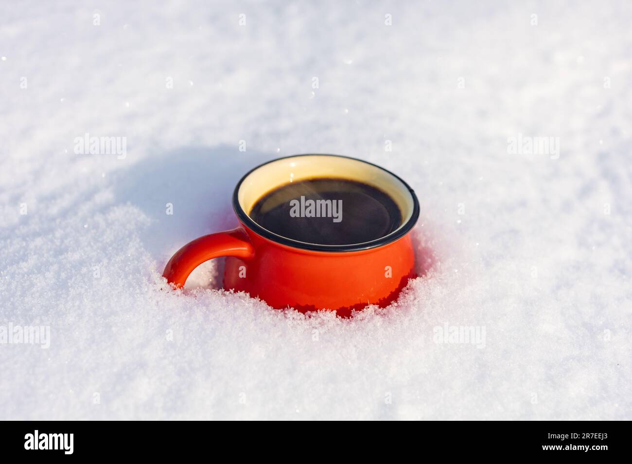 Kaffee in einer Tasse im Hintergrund eines Winterthemas Stockfoto