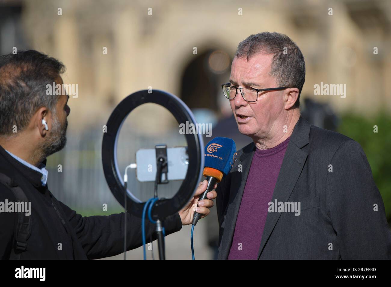 Chris Bambery - schottischer politischer Aktivist, Sozialist, Autor, Journalist, Fernsehmoderator und Produzent - wird auf College Green, Westminster interviewt Stockfoto