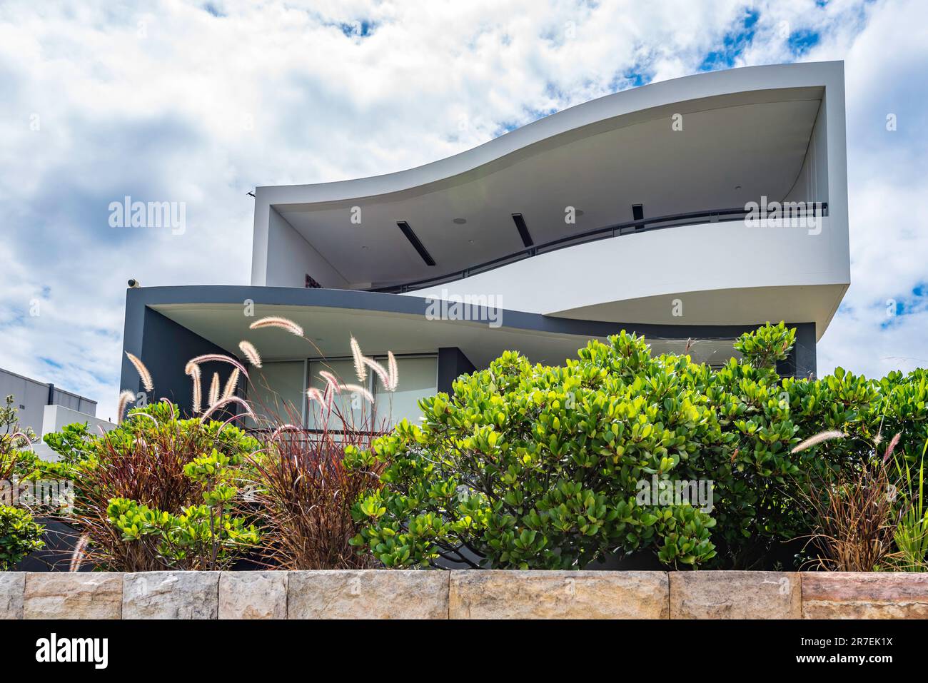Ein modern gestaltetes freistehendes Haus in Dover Heights, Sydney, New South Wales, Australien Stockfoto