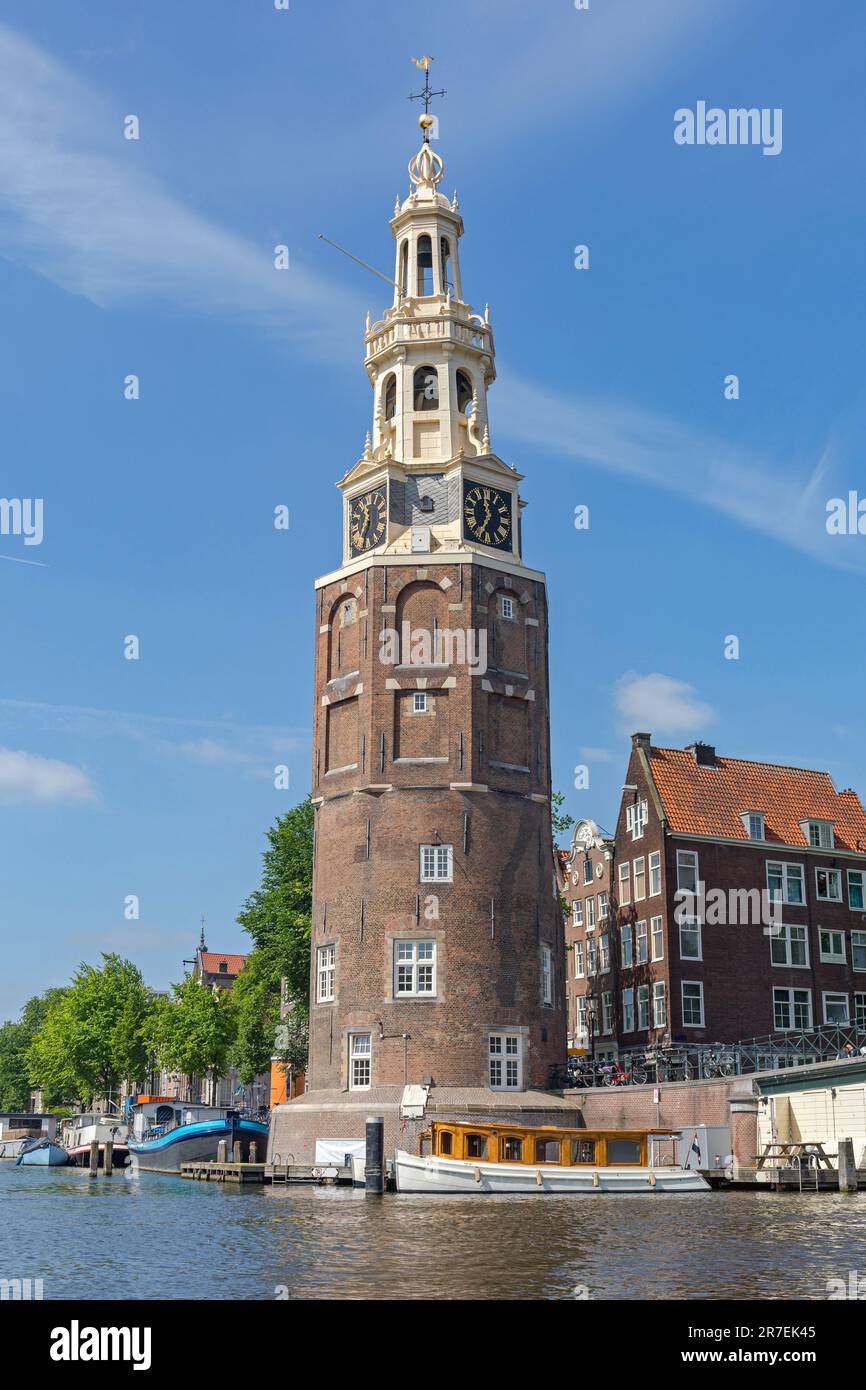 Montelbaanstoren Tower Wahrzeichen am Ufer des Oudeschans-Kanals in Amsterdam sonniger Frühlingstag Stockfoto