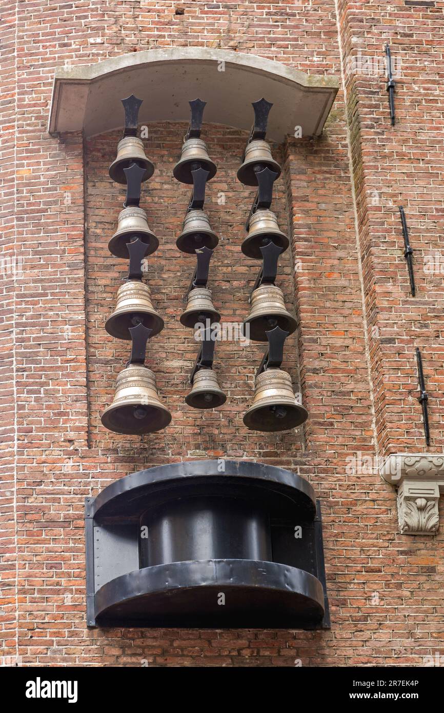 Set von Carillon Messingglocken im Stadtzentrum von Amsterdam Stockfoto