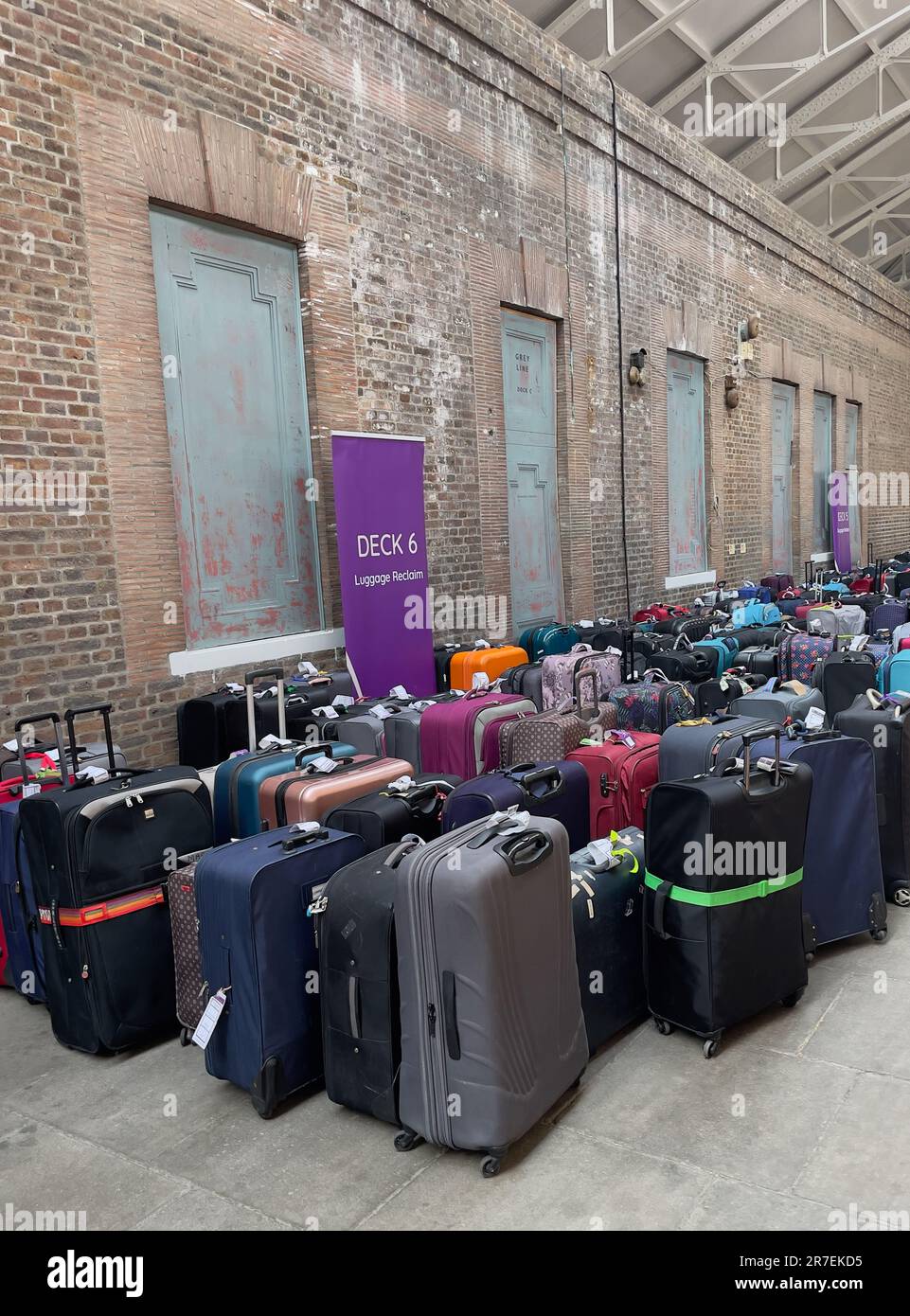 Tilbury, London, England, Großbritannien. Juni 2023. Das Gepäck von Kreuzfahrtpassagieren wartet auf die Abholung am Terminal-Gebäude. Stockfoto