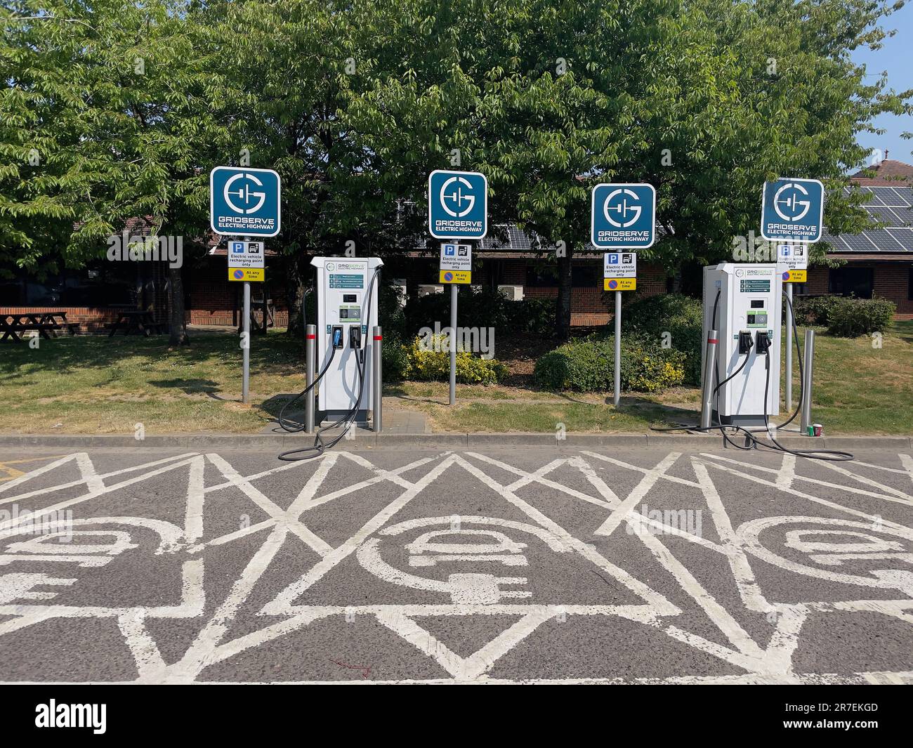 Westerham, Kent, England, Großbritannien. 2023. Ladestationen für Elektrofahrzeugbatterien auf einem Parkplatz einer Tankstelle in Kent, Vereinigtes Königreich. Stockfoto