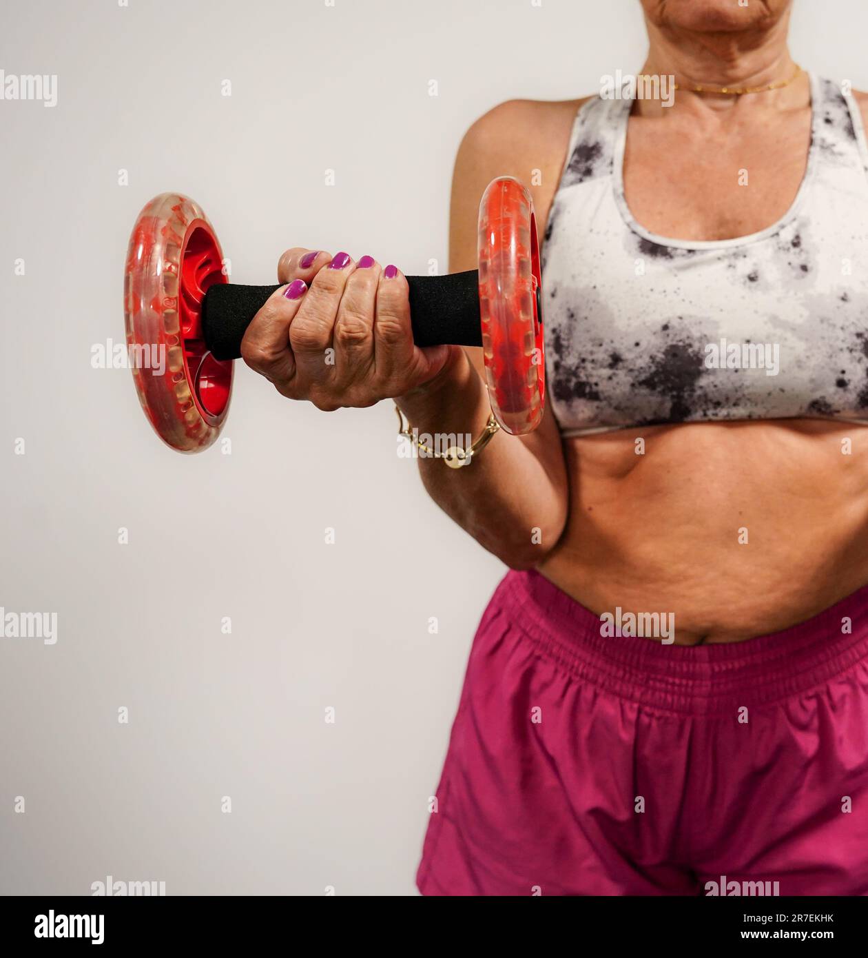Frauen, die im Fitnessstudio trainieren, mit einem Gewicht Stockfoto