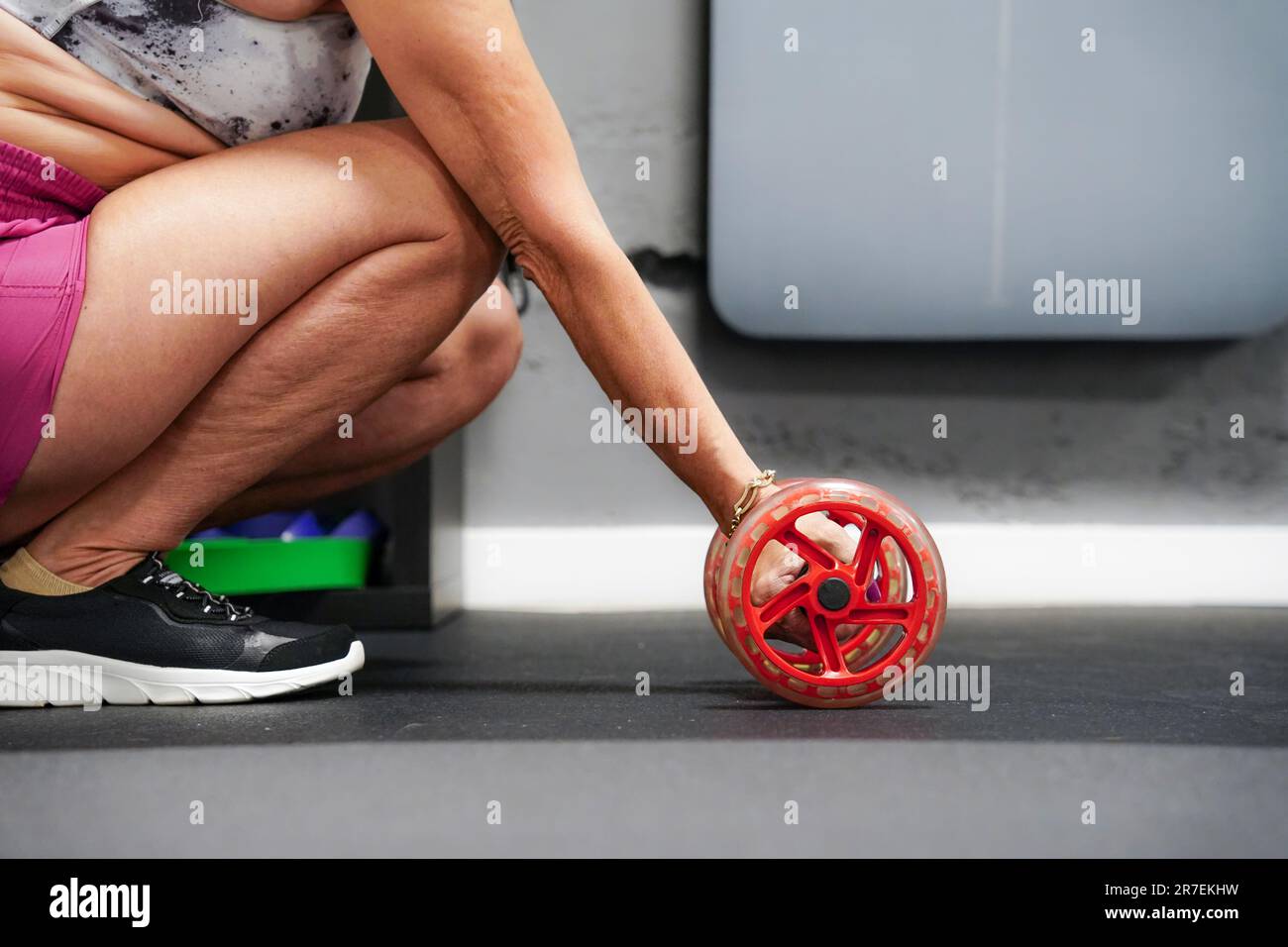 Fitness und Training alter Frauen im Sportgewicht. Stockfoto