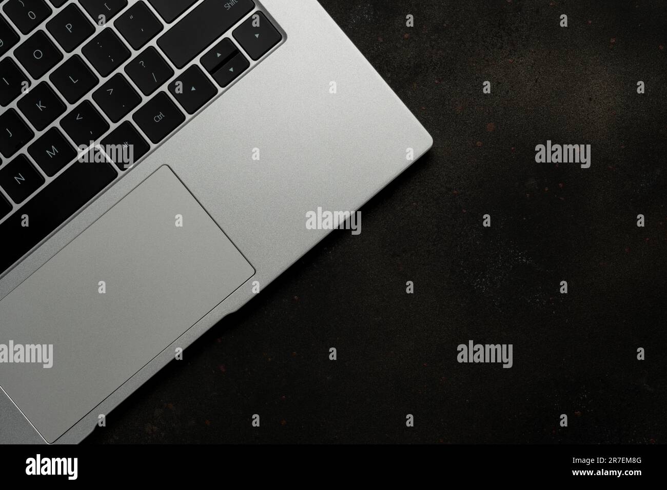 Draufsicht des Laptops auf schwarzem Hintergrund. Flach liegender Schreibtisch mit Blick von oben. Stockfoto