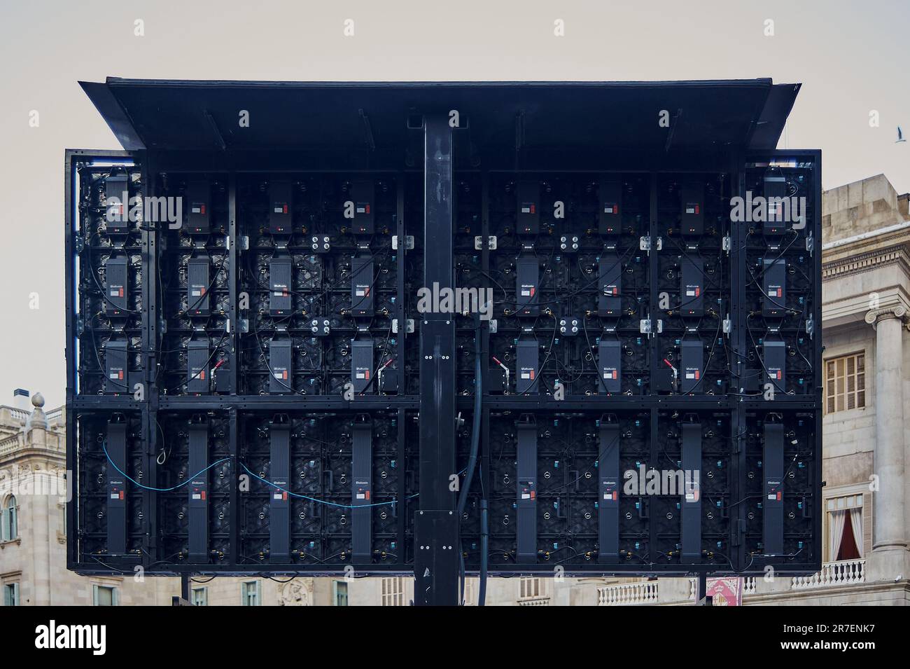 Barcelona – 15. Juni 2023: Rückseite eines riesigen LED-Bildschirms von Modulen. Stockfoto