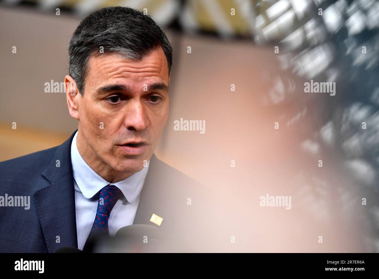 FILE - Spain's Prime Minister Pedro Sanchez speaks with the media as he arrives for an EU summit at the European Council building in Brussels, Thursday, March 23, 2023. Spain's Prime Minister Pedro Sánchez said Thursday, June 15, 2023, he believed the European Union would finalize a controversial pact on migration by the end of the year, with his country on the cusp of taking over the bloc's rotating presidency on July 1. (AP Photo/Geert Vanden Wijngaert, File) Stockfoto