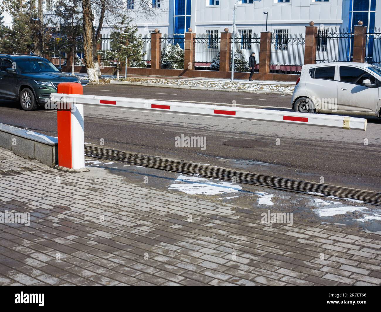 Barriere zur Kontrolle der Durchfahrt von Autos Stockfoto