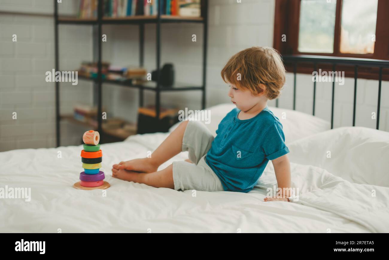 Neben lustigen Lernspielzeugen und Bausteinen fördern sie die Gehirnentwicklung, verbessern die Koordination der Hand und der Augen, fördern die Feinmotorik und fördern die Konzentration Stockfoto