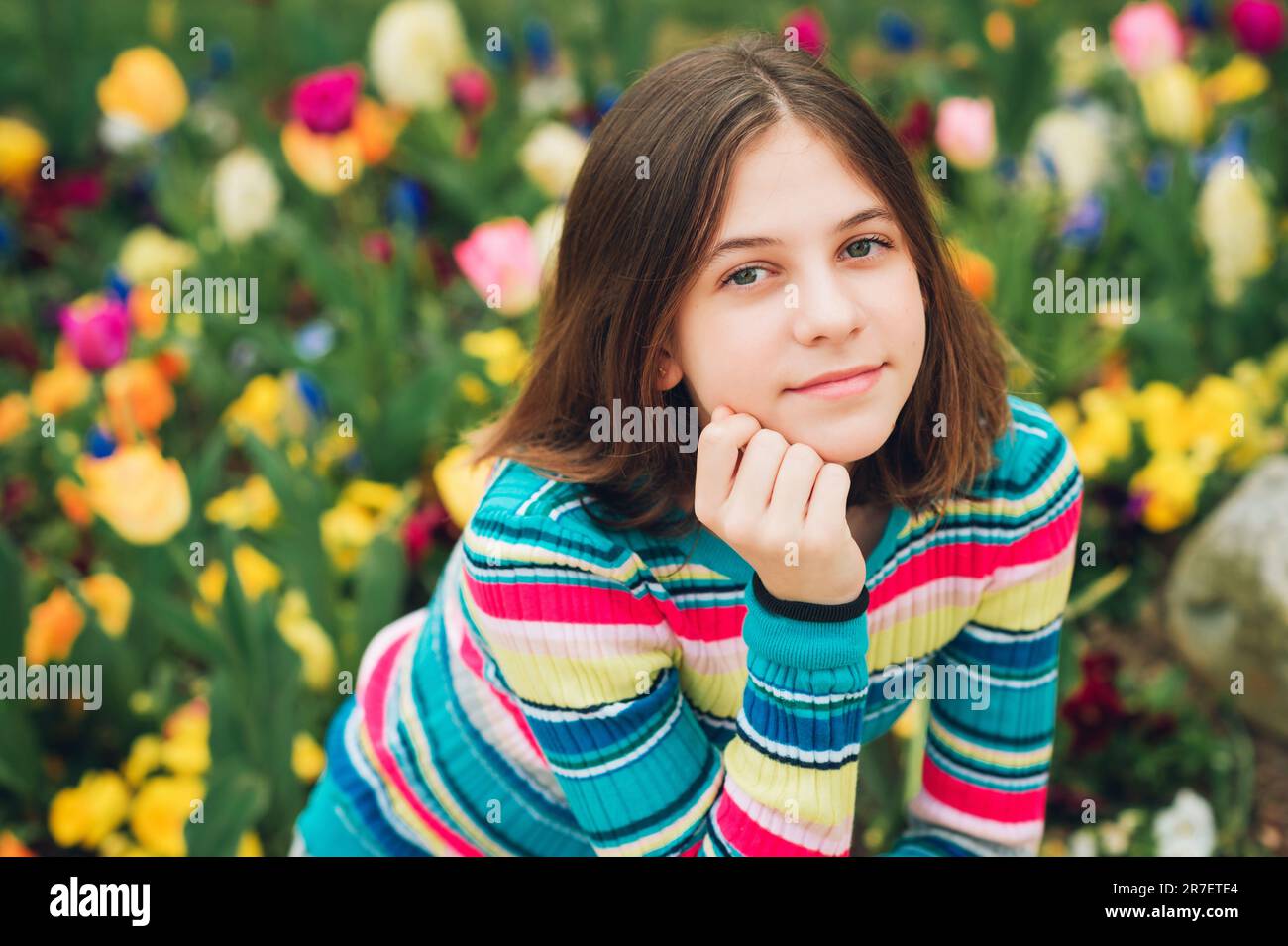 Außenporträt eines jungen 12-jährigen Mädchens Stockfoto