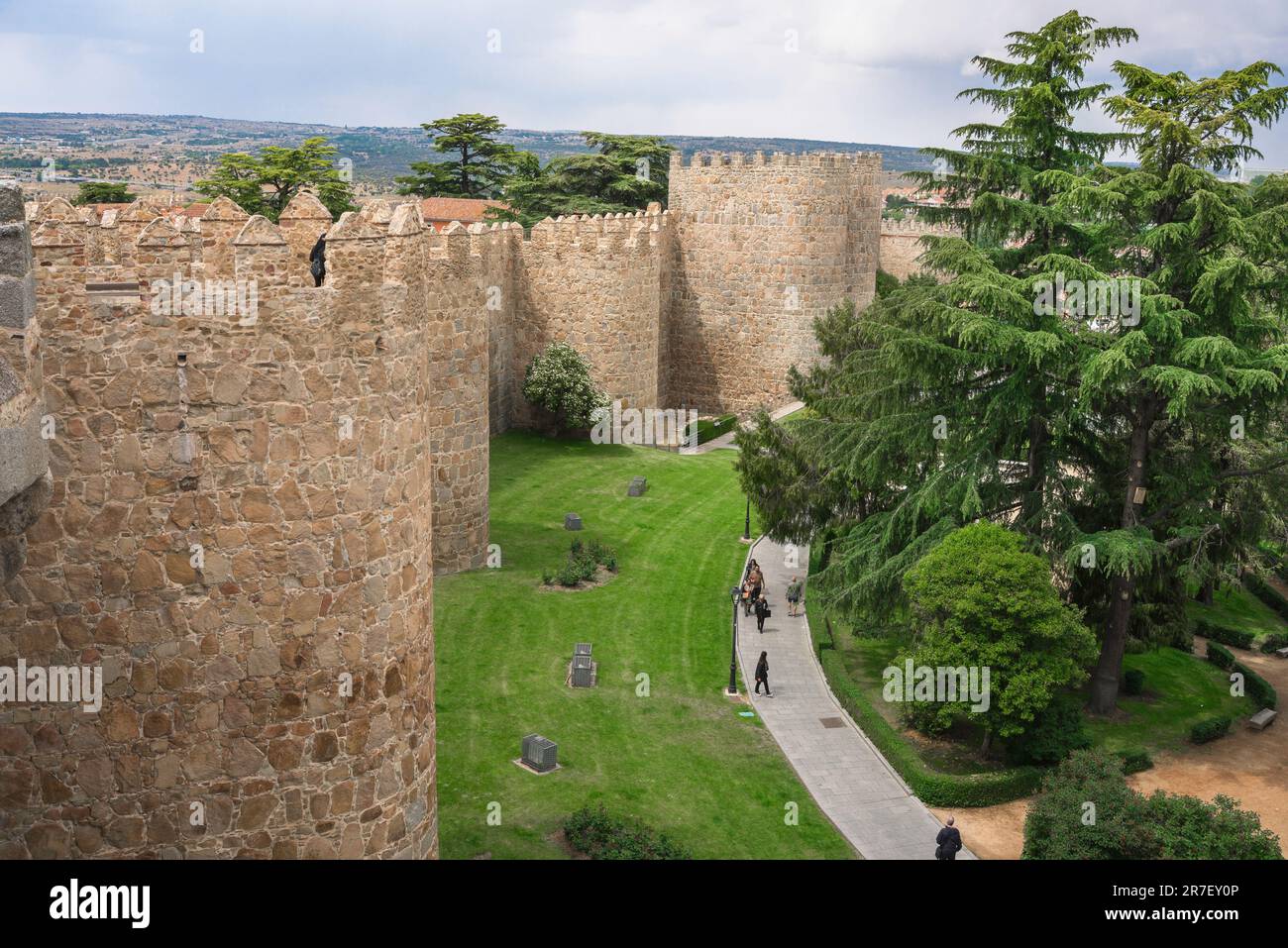 Stadtmauern von Avila, Blick auf einen Teil der gut erhaltenen mittelalterlichen Stadtmauern, die die Stadt Avila im Zentrum Spaniens umgeben. Stockfoto