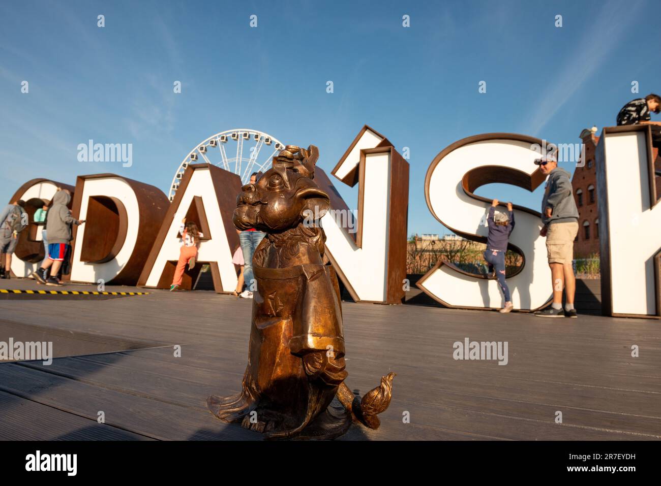 Danzig Polen Hewelion der Löwe kleine Metallskulptur und Touristen am Danziger Neonschild in der Altstadt von Danzig, Polen Stockfoto