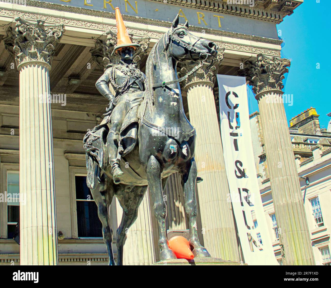Glasgow, Schottland, Vereinigtes Königreich, 15. Juni 2023. CUT & RUN Banksy Ausstellung im Cone Head goma das Museum für moderne Kunst begann mit der Medienaufführung, als der Sicherheitsakt die Stadt auf den weltweiten Medienzirkus vorbereitete. Credit Gerard Ferry/Alamy Live News Stockfoto