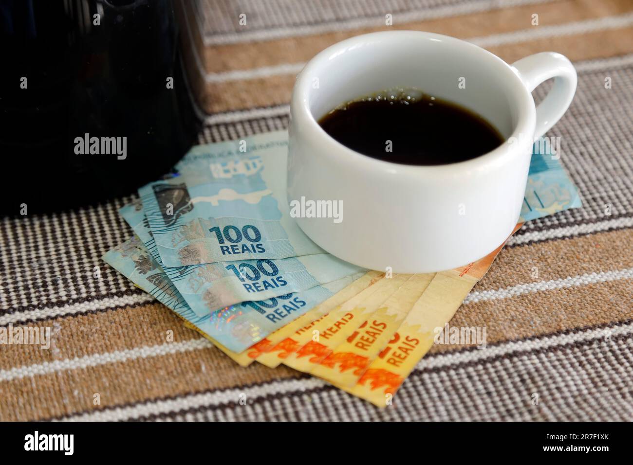 eine tasse Kaffee und Banknoten von echtem Geld aus brasilien Stockfoto