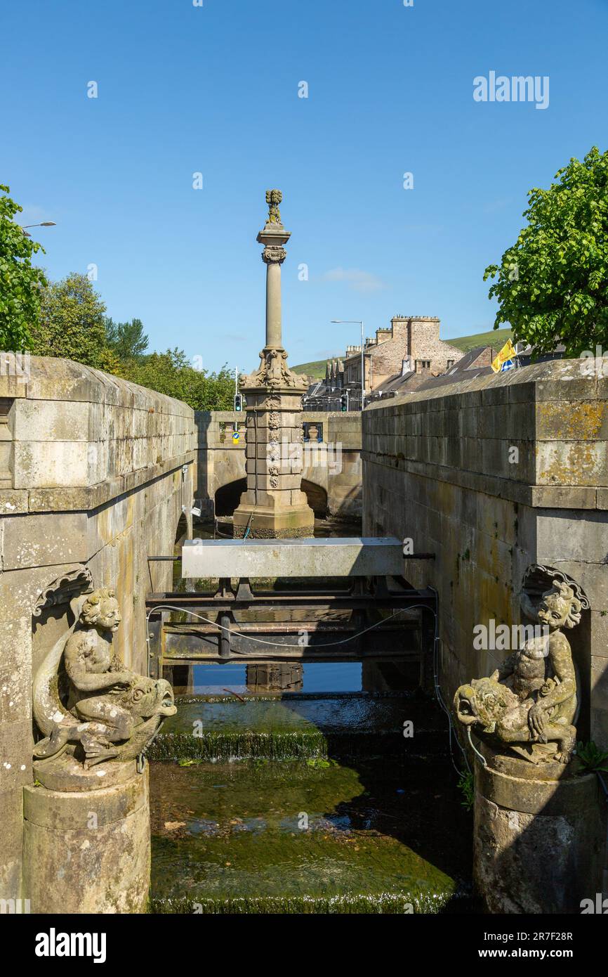 Der Brunnen am Cornmill Square Galashiels wurde von Sir Robert Lormier entworfen und 1913 eröffnet Stockfoto