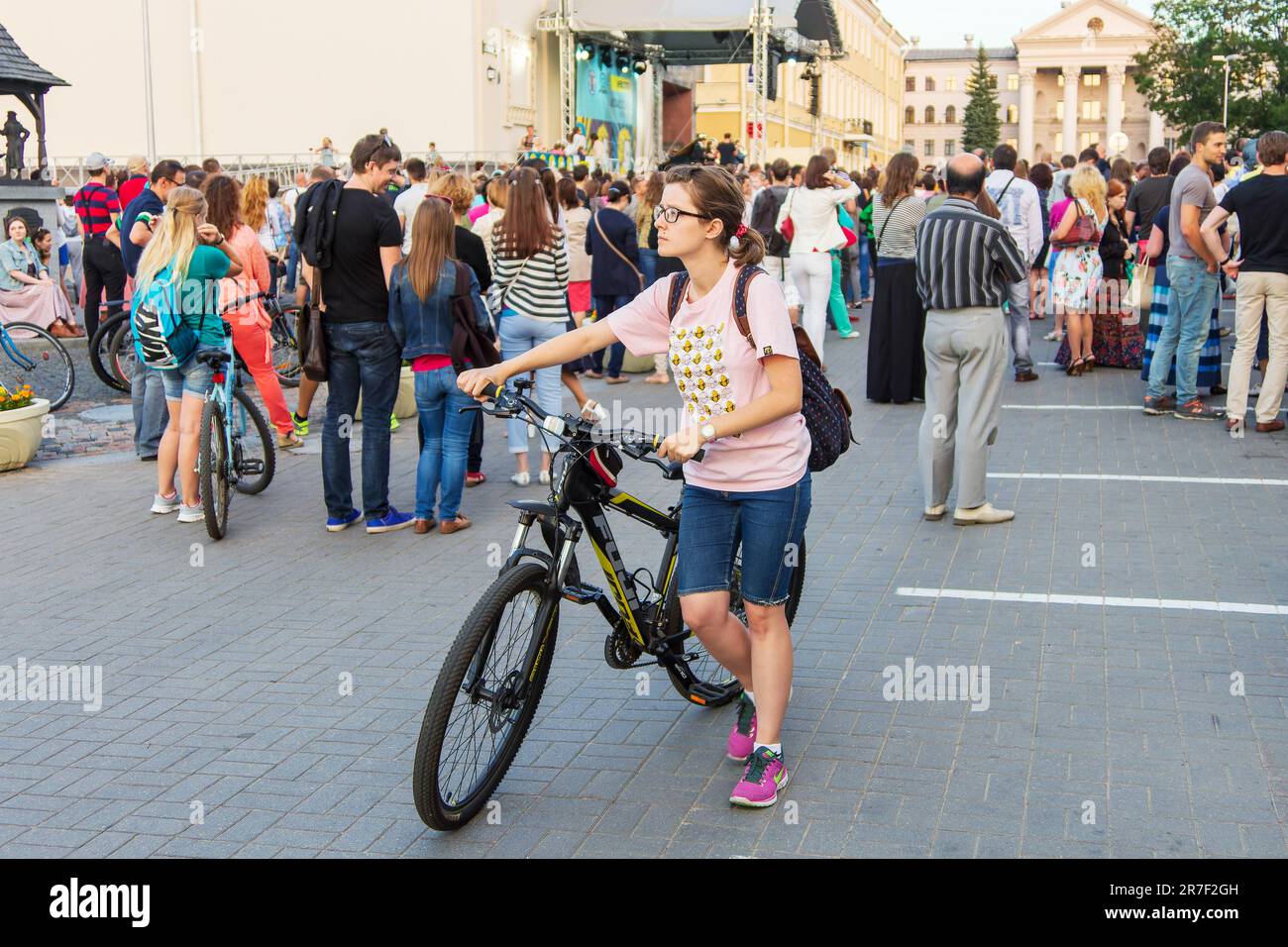 Minsk, Weißrussland - 18. Juli 2015: Mädchen mit Fahrrad vor der Menge beim Musikfestival Stockfoto