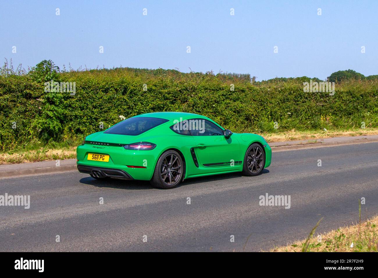 2021 Green Porsche 718 Cayman T S-A T 300 PDK Auto Start/Stopp Boxster Car Coupé Benzinmotor 1988 ccm Stockfoto