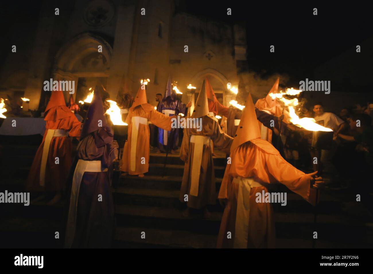 Procissão do Fogaréu, Mascarados Stockfoto