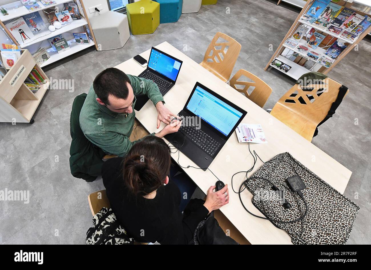 Heuringhem (Nordfrankreich): Schulung zu digitalen Werkzeugen, organisiert von einem Trainer von France Services in der Multimedia-Bibliothek Stockfoto