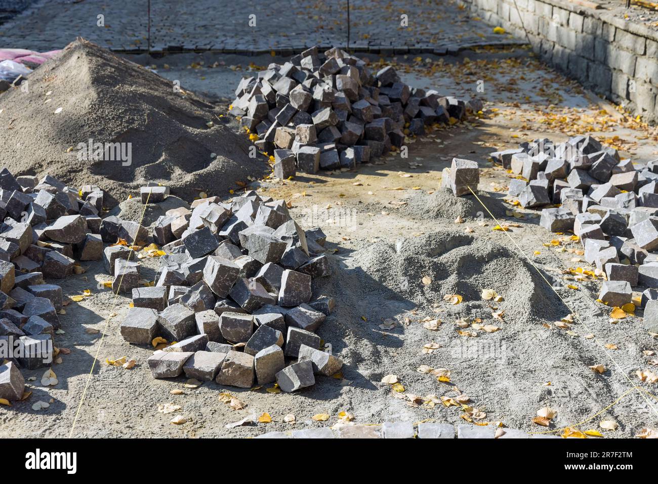 Das Straßenbauprojekt umfasst Renovierungsarbeiten unter Verwendung von Steinwerkstoffen Stockfoto