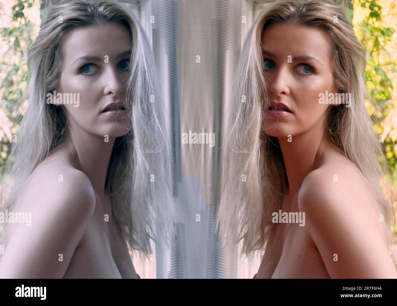 Der Kopf und die Schultern einer hübschen, blonden Frau spiegeln das Bild in verschiedenen Tönen wider. Stockfoto