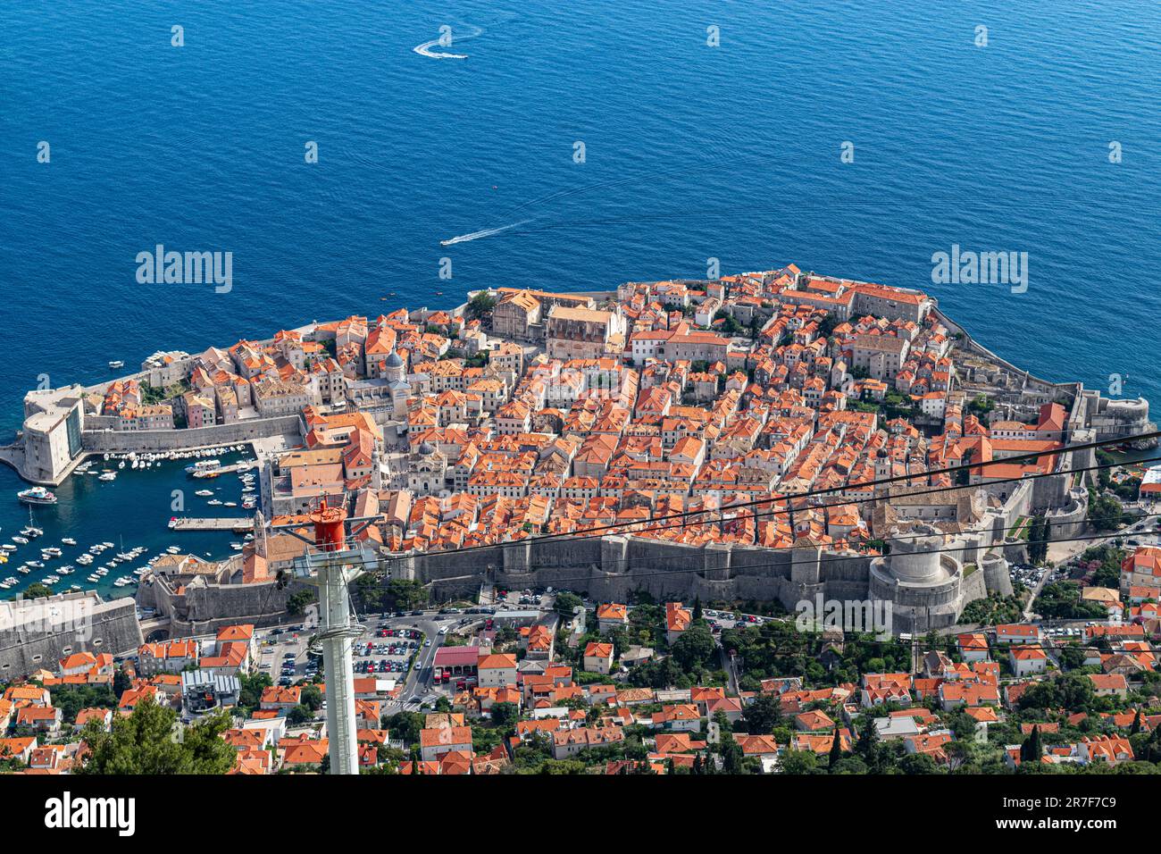 Aus der Vogelperspektive sehen Sie die alte ummauerte Stadt Dubrovnic - den Ort der Game of Thrones Lannister-Familie, als sie als King's Landing, Westeros, bekannt war Stockfoto