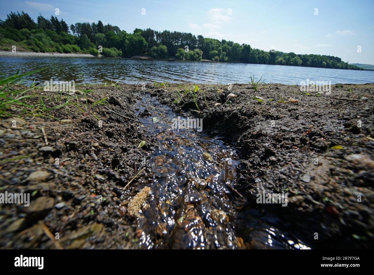 Wayhoh Reservoir in Edgworth, Lancashire. In England hat es in den letzten drei Wochen fast nicht geregnet, während viele Flüsse im Norden und in den West Midlands besonders oder außergewöhnlich niedrig sind, wie neue Zahlen zeigen. Im Südosten und Nordosten ist seit Mai 31 weniger als ein Millimeter gefallen, und der Rest Englands sieht überhaupt keinen Regen. Foto: Donnerstag, 8. Juni 2023. Stockfoto