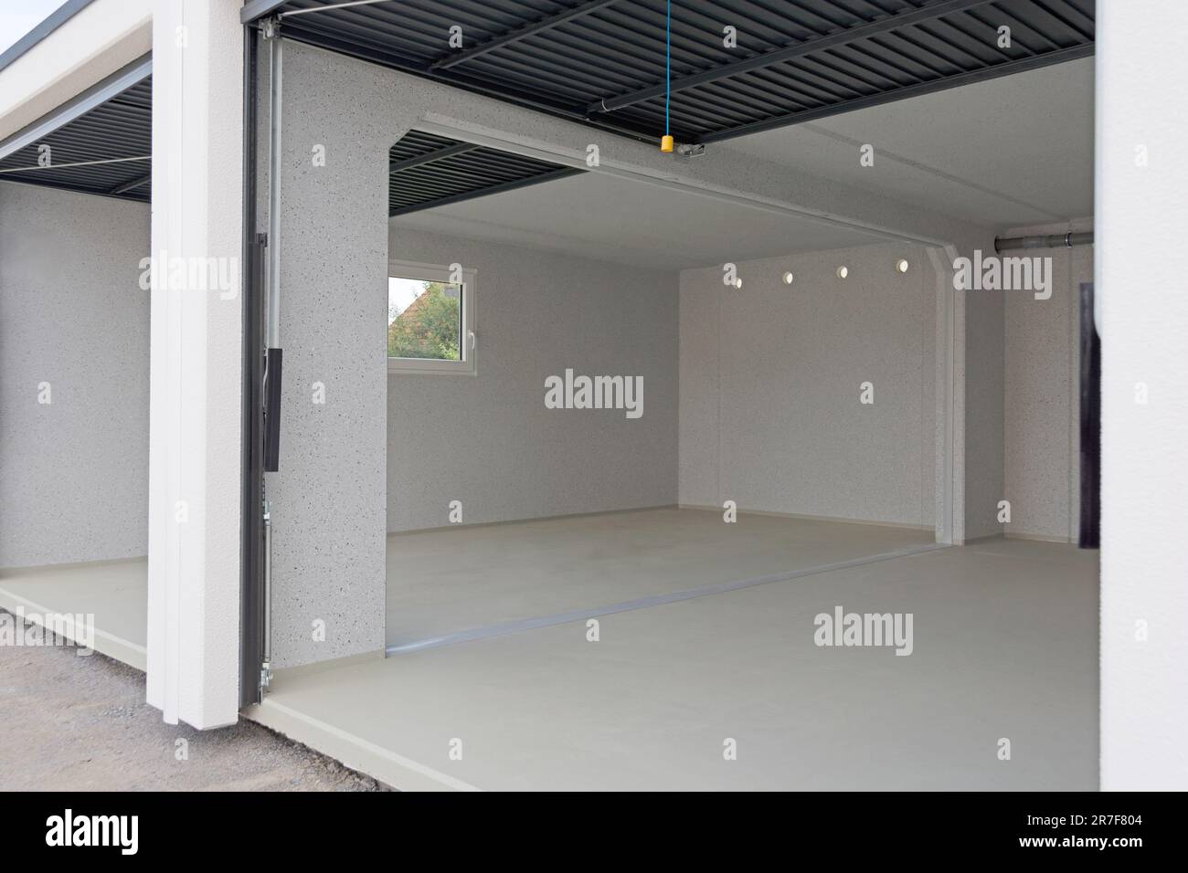 Innenansicht einer neuen Doppelgarage Stockfoto