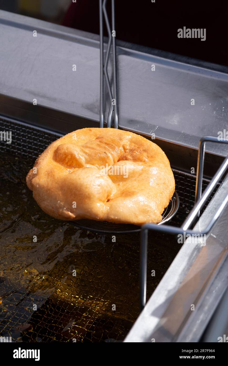 Taly, Lombardei, Streetfood, Kochen von Frittern, die in kochendes Öl getaucht sind Stockfoto