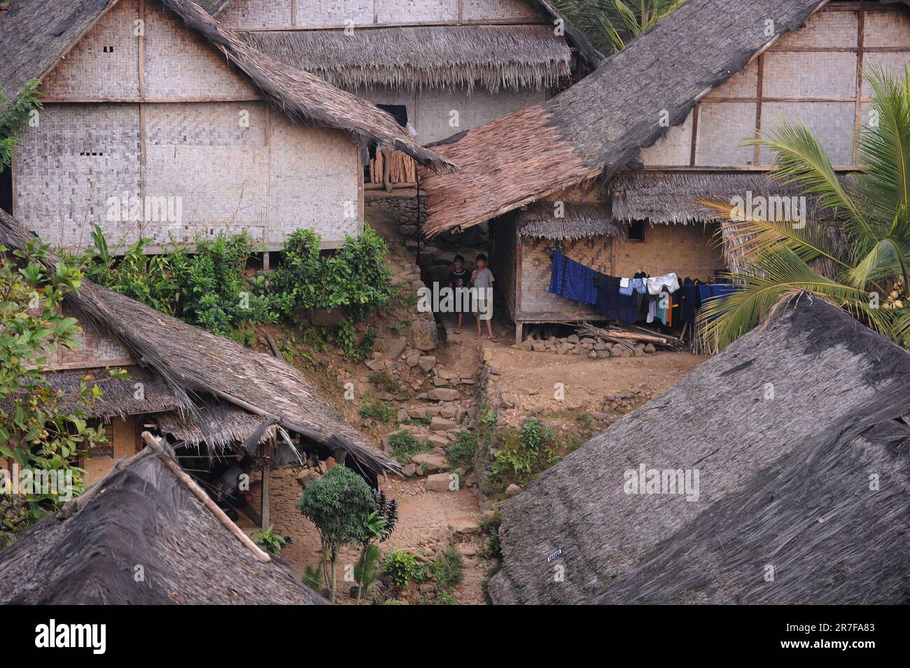 13. Juni 2023, Ciboleger, Banten, INDONESIEN: Tägliches Leben der Baduy-Menschen ohne Strom zu Hause und leben einfach durch Internet-Unterstützung beim Betreten des Dorfes Baduy, in Ciboleger, Banten, am 14 2022. Juni. Vor einiger Zeit hat eine traditionelle Einrichtung in Baduy darum gebeten, dass das Internetsignal in dem Gebiet abgeschafft wird, weil Geräte wie Smartphones und Kameras im inneren Baduy und in bestimmten Gebieten im äußeren Baduy nicht verwendet werden dürfen, weil viele Baduy-Gebiete verboten sind. Sie können nicht überall verbreitet werden, und es gibt eine Menge von Baduy-bezogenen Inhalten Stockfoto