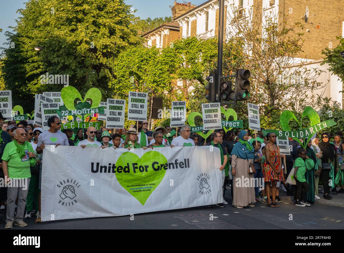 London, Großbritannien. 14. Juni 2023. Mitglieder der Grenfell Community und Anhänger werden auf dem Grenfell Silent Walk rund um West Kensington hinter einem „United for Grenfell“-Banner abgebildet. Die Veranstaltung fand anlässlich des sechsten Jahrestages des Feuers im Grenfell Tower am 14. Juni 2017 statt, bei dem 72 Menschen ums Leben kamen und über 70 verletzt wurden. Die Grenfell Tower-Untersuchung kam im November 2022 zu dem Schluss, dass alle Todesfälle im Feuer vermeidbar waren, aber noch keine strafrechtliche Verfolgung eingeleitet wurde. Kredit: Mark Kerrison/Alamy Live News Stockfoto