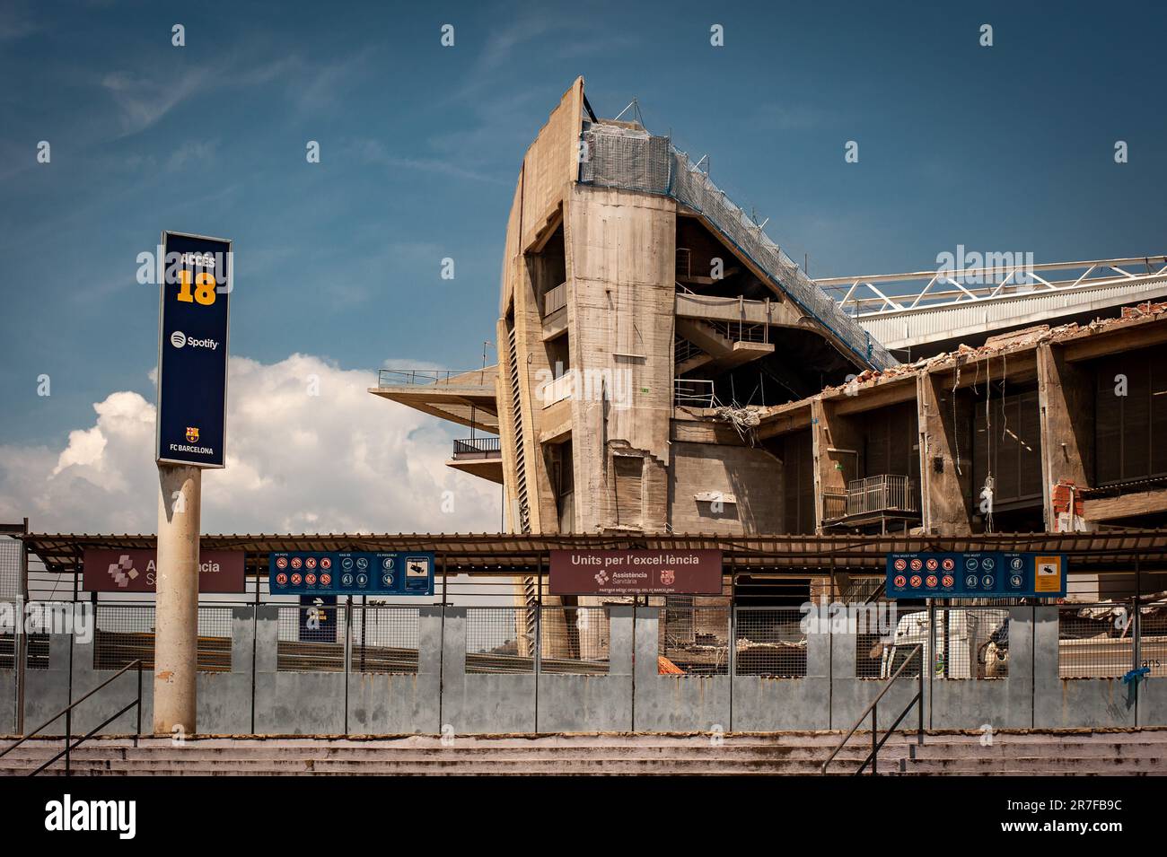 15. Juni 2023, Barcelona, Spanien: Während der ersten Phase des Umbaus des Fußballstadions werden Teilabrissarbeiten im FC Barcelona Spotify Camp Nou durchgeführt. Kredit: Jordi Boixareu/Alamy Live News Stockfoto