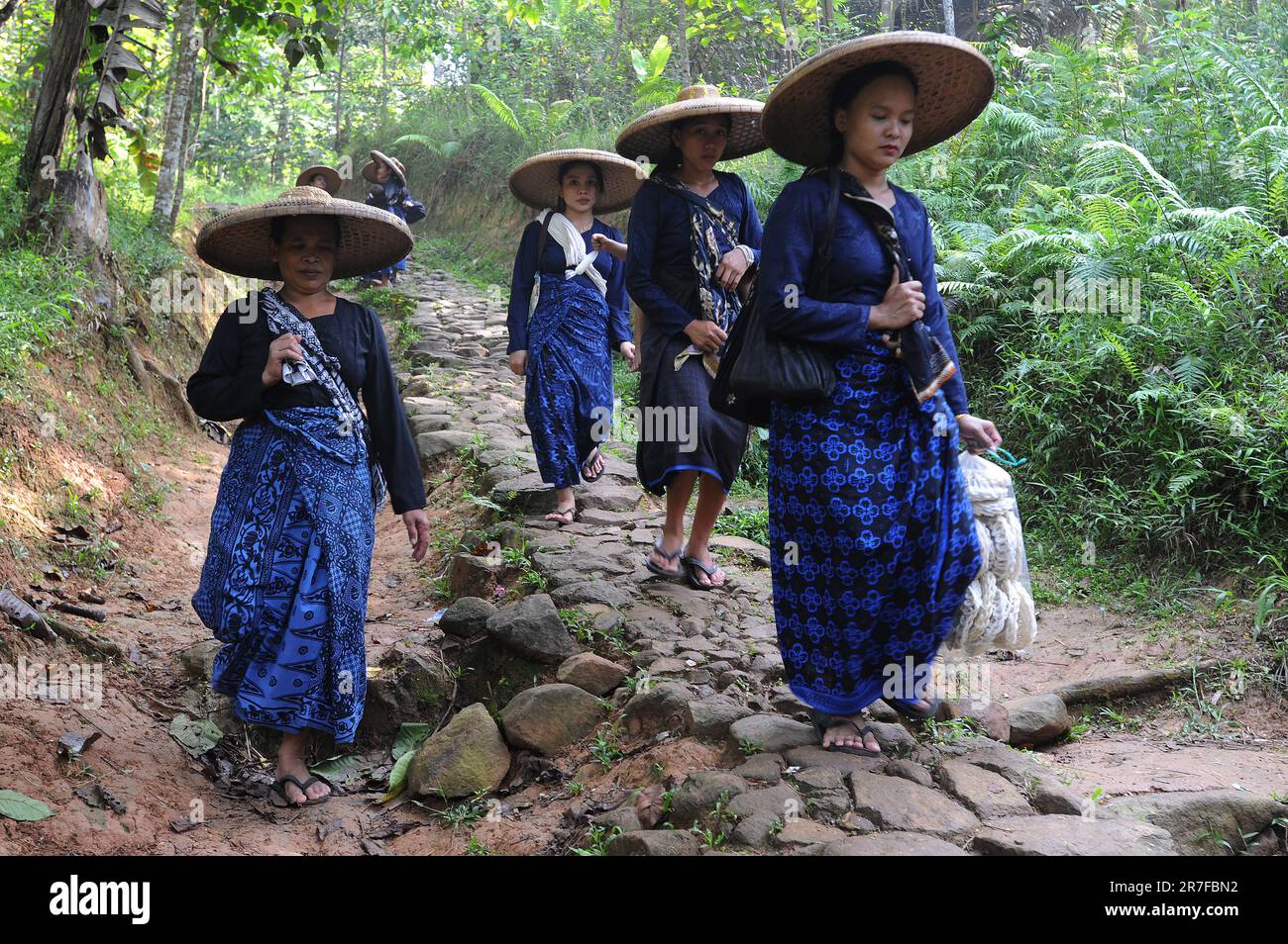 13. Juni 2023, Ciboleger, Banten, INDONESIEN: Tägliches Leben der Baduy-Menschen ohne Strom zu Hause und leben einfach durch Internet-Unterstützung beim Betreten des Dorfes Baduy, in Ciboleger, Banten, am 14 2022. Juni. Vor einiger Zeit hat eine traditionelle Einrichtung in Baduy darum gebeten, dass das Internetsignal in dem Gebiet abgeschafft wird, weil Geräte wie Smartphones und Kameras im inneren Baduy und in bestimmten Gebieten im äußeren Baduy nicht verwendet werden dürfen, weil viele Baduy-Gebiete verboten sind. Sie können nicht überall verbreitet werden, und es gibt eine Menge von Baduy-bezogenen Inhalten Stockfoto