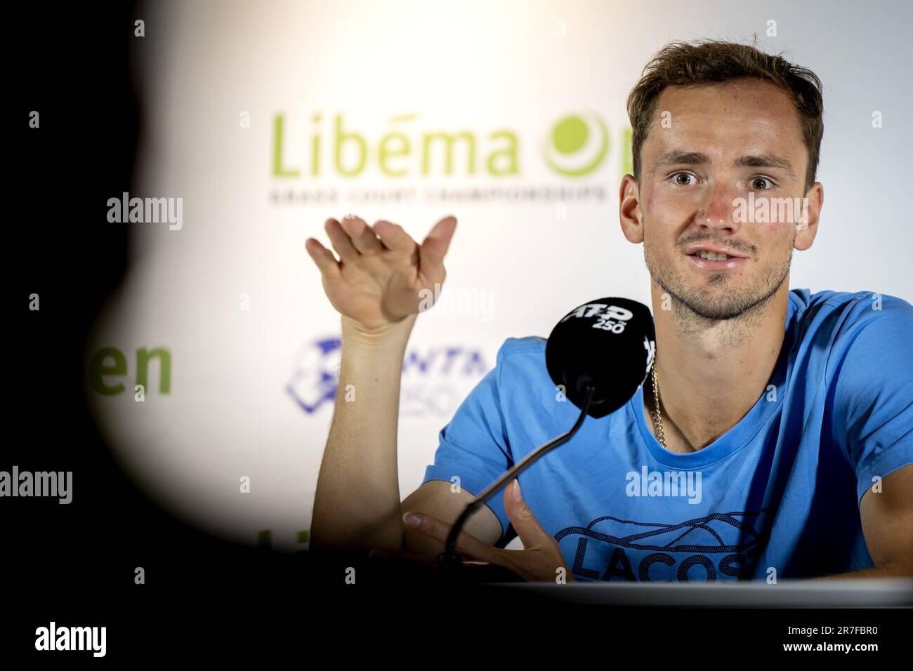 ROSMALEN - 15./06./2023, Daniil Medvedev (RUS) gibt nach seinem verlorenen Spiel gegen Adrian Mannarino (FRA) am vierten Tag des Libema Open Tennis Turniers in Rosmalen eine Pressekonferenz. ANP SANDER KONING niederlande raus - belgien raus Stockfoto