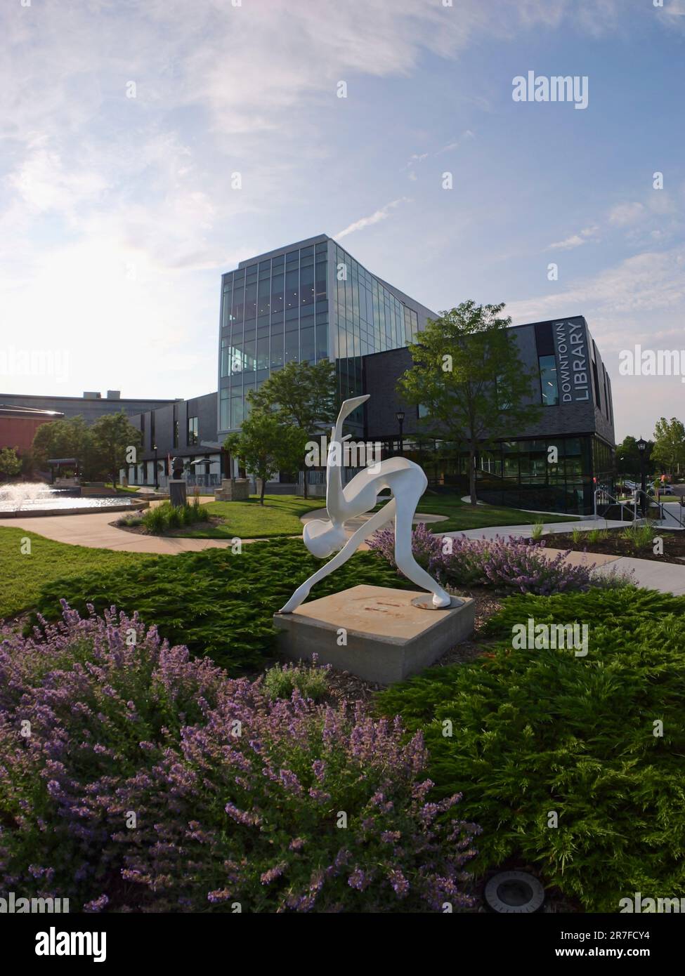 Olathe, Kansas - 13. Juni 2023: Fischaugenblick in der New Downtown Olathe Public Library in Johnson County, KS Stockfoto