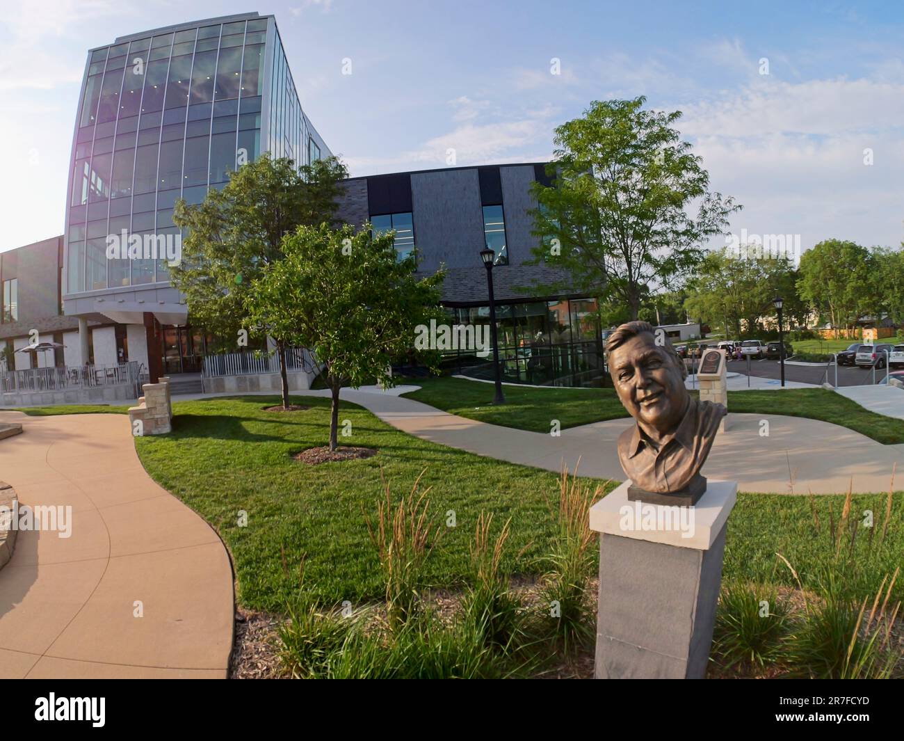 Olathe, Kansas - 13. Juni 2023: Fischaugenblick in der New Downtown Olathe Public Library in Johnson County, KS Stockfoto