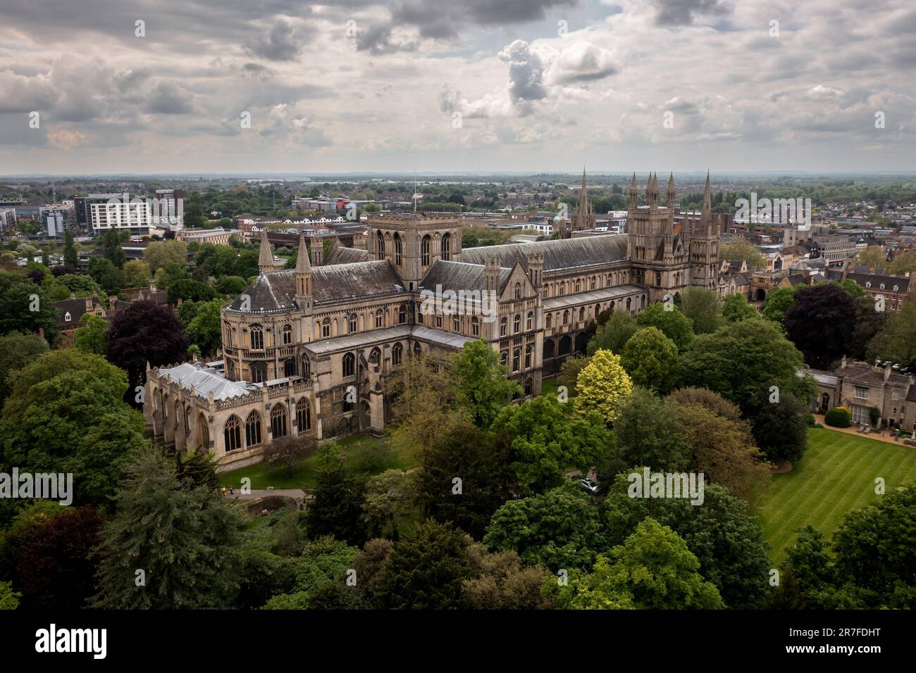 PETERBOROUGH CATHEDRAL, GROSSBRITANNIEN - 17. MAI 2023. Ein unvergleichlicher Blick auf die antike Architektur der Peterborough-Kathedrale und die umliegenden Anlagen in einem Stockfoto