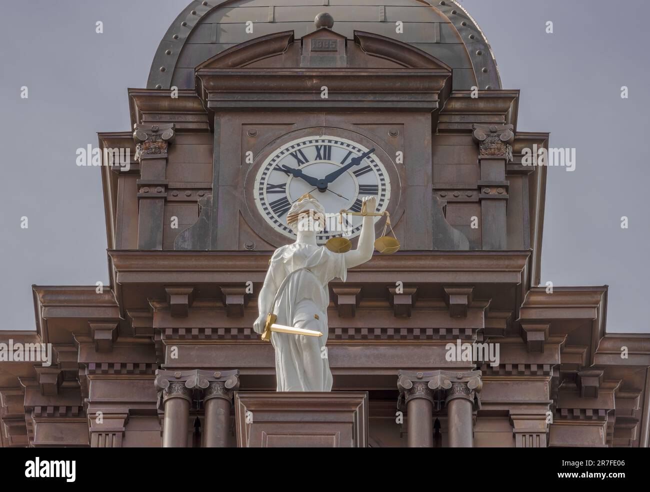 Millersburg, Ohio, USA - 16. Mai. 2023: Nahaufnahme der restaurierten Lady Justice im Gerichtsgebäude von Holmes County. Stockfoto