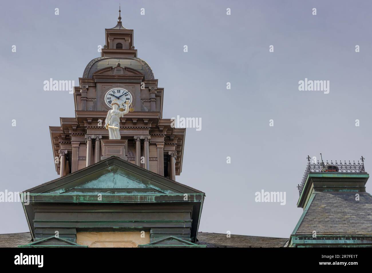 Millersburg, Ohio, USA - 16. Mai. 2023: Nahaufnahme der restaurierten Lady Justice im Gerichtsgebäude von Holmes County. Stockfoto