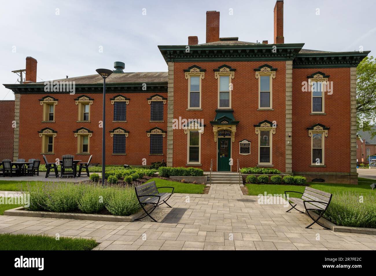 Millersburg, Ohio, USA - 16. Mai. 2023:Altes Gefängnis neben dem 1886 erbauten Courrhouse Stockfoto