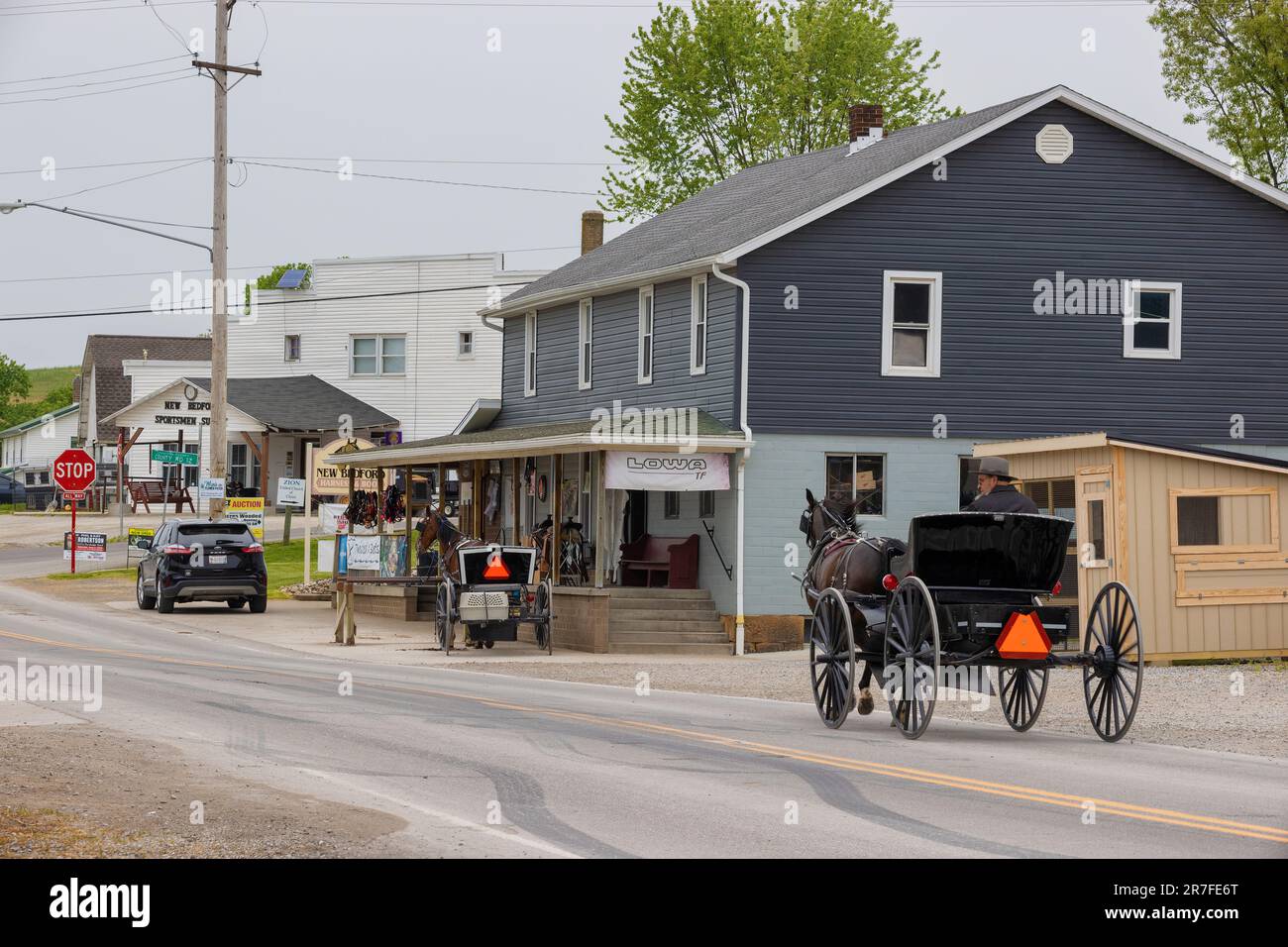 New Bedford, Ohio - 16. Mai 2023: Die Stadt New Bedford ist nicht eingegliedert und zeigt die Art des Verkehrs der Amish. Stockfoto