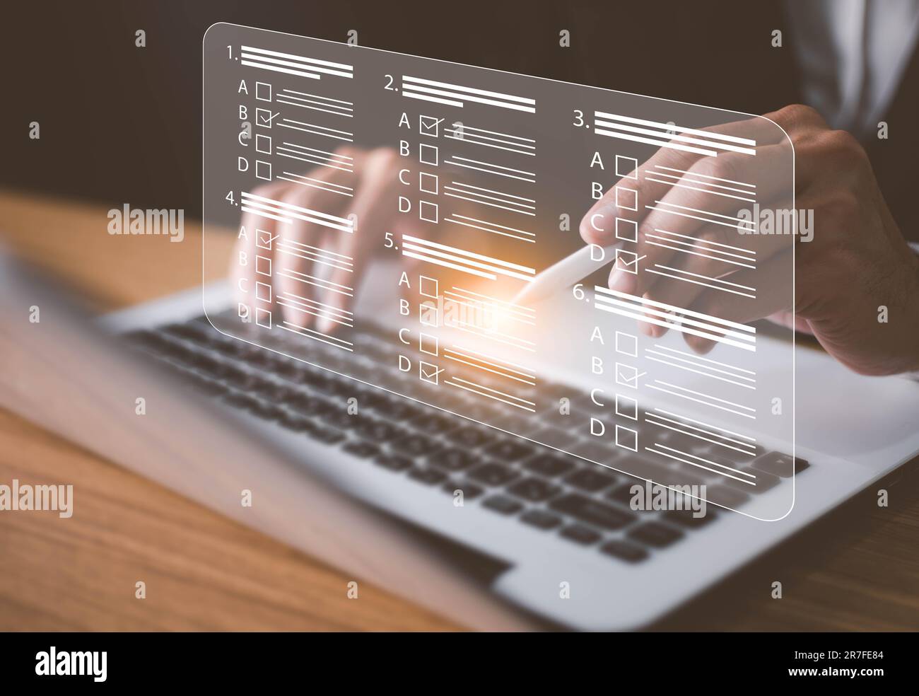 Mann, der ein Notebook für die Online-Prüfung verwendet, wählt die richtige Antwort in der Prüfung aus und füllt ein Online-Umfrageformular aus. Beantworten Sie die Testfragen. Stockfoto