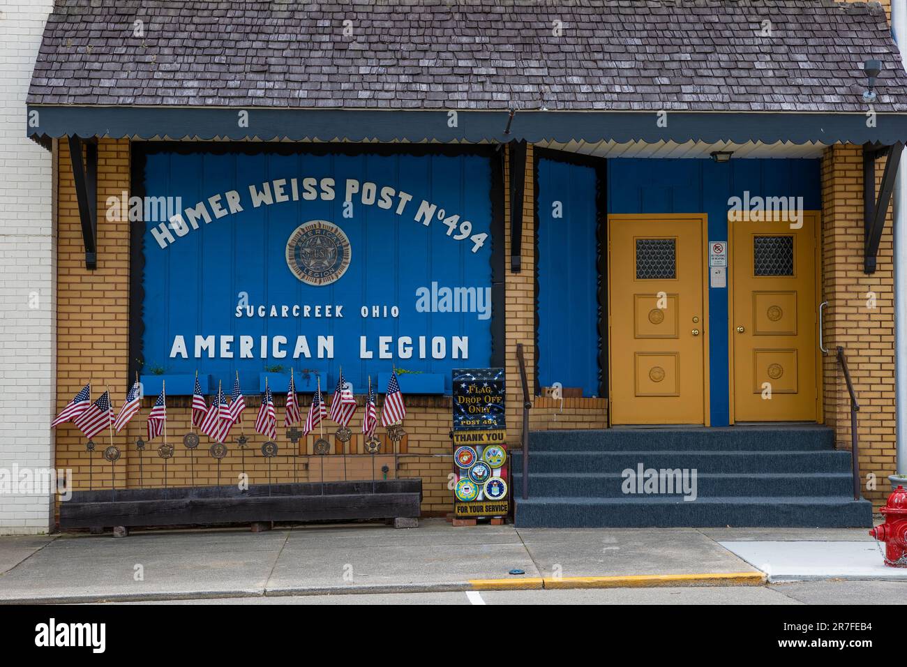 Sugarcreek, Ohio, USA - 16. Mai 2023: Americal Legion Building mit amerikanischen Flaggen vor seiner Intranance Stockfoto