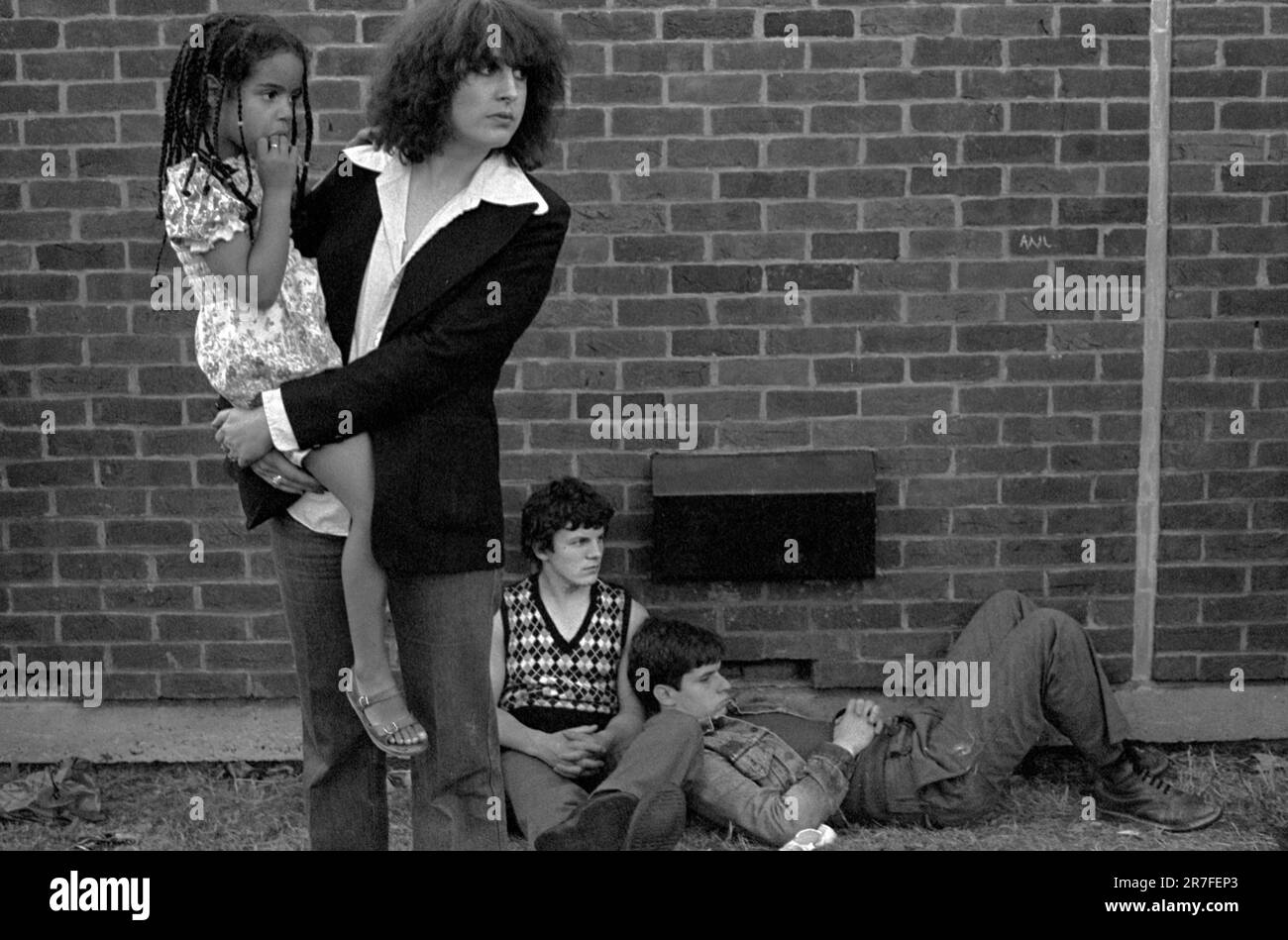 Rock Against Rassismus 1970s Brockwell, South London, England 1978. Ein junges schwarzes britisches Mädchen, das von ihrer weißen Mutter beim Rock Against Rassismus-Konzert getragen wird. HOMER SYKES AUS DEN 70ER JAHREN Stockfoto