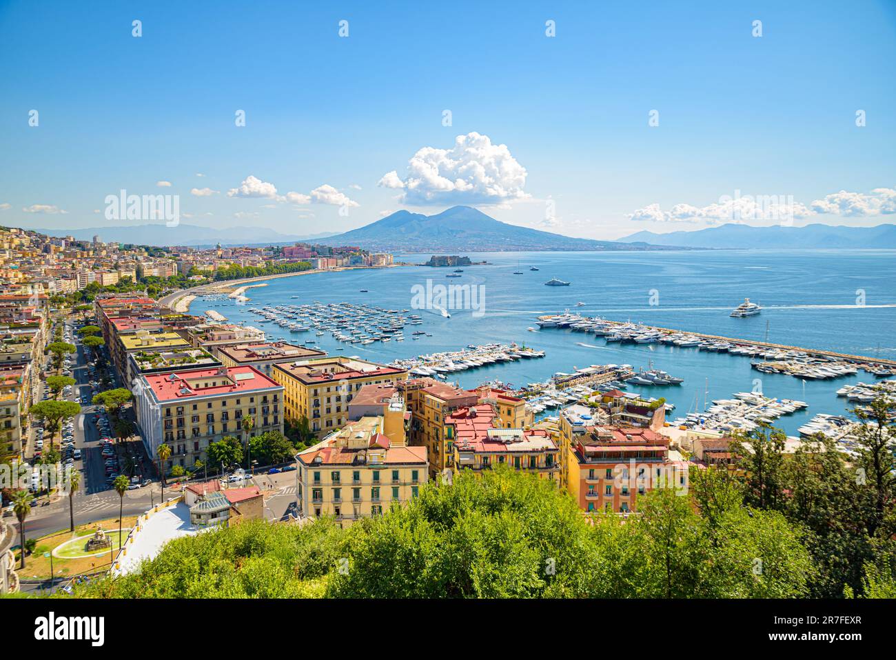 Neapel, Italien. Blick auf den Golf von Neapel vom Posillipo-Hügel mit dem Vesuv weit im Hintergrund. 31. August 2021. Stockfoto