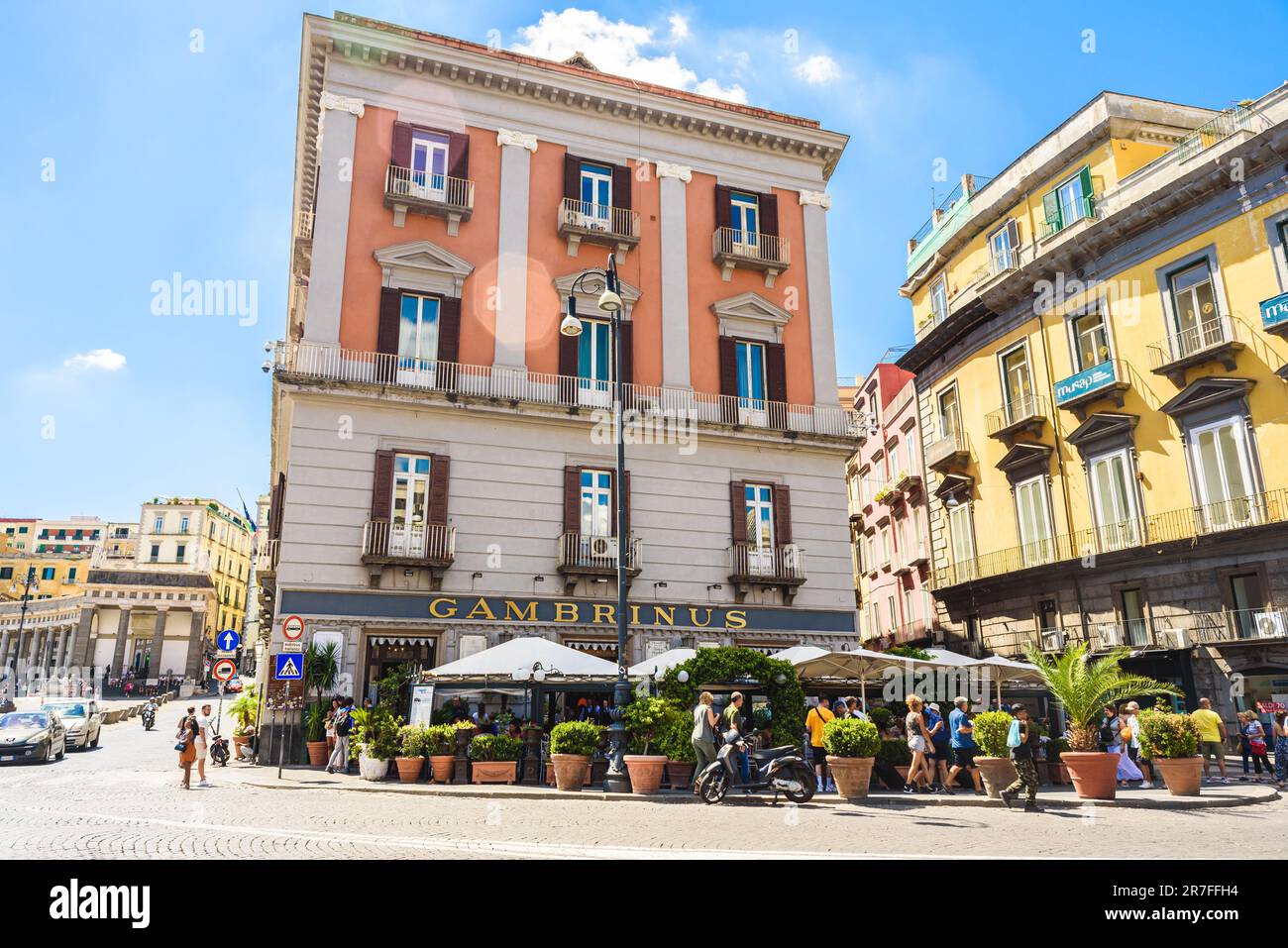 Neapel, Italien. Blick auf die Fassade der historischen Cafeteria aus dem 19. Jahrhundert auf der Piazza Triest e Trento. Einige Tische des Cafés sind draußen gedeckt. 2022-08- Stockfoto