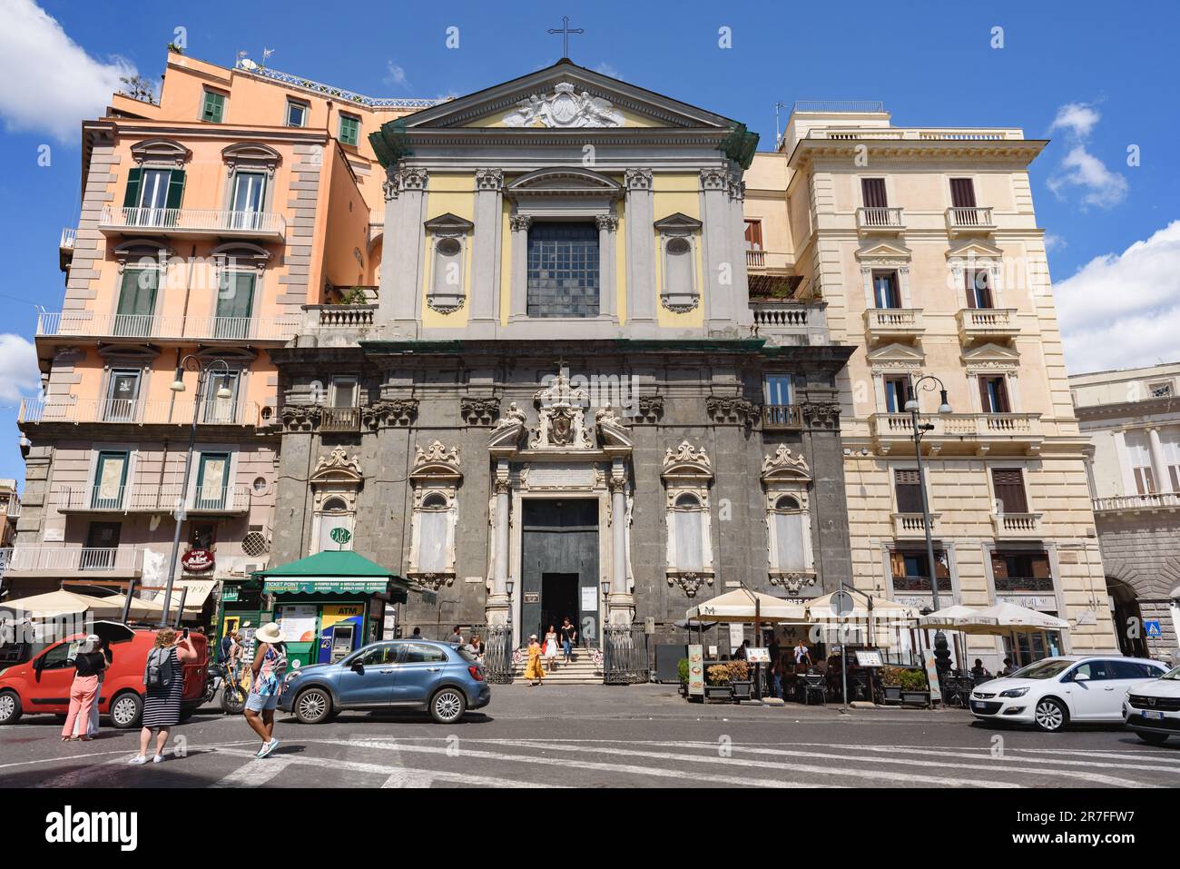 Neapel, Italien. Blick auf die Fassade der Kirche San Ferdinando auf der Piazza Triest e Trento. 2022-08-20. Stockfoto