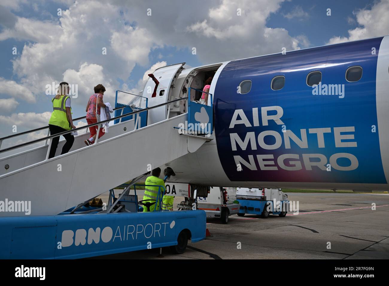 Erster Flug der neuen regulären saisonalen Strecke zwischen Tivat in Montenegro und Brünn in der Tschechischen Republik mit dem Flugzeug Embraer 195 am 15. Juni 2023 in Brünn Stockfoto